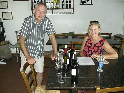 Weinprobe bei Serra del Pino, Montescudaio, Toskana, Italien