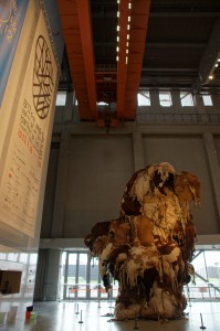 Kritik am Fleischkonsum: Skulptur aus Kuhhäuten in der Eingangshalle