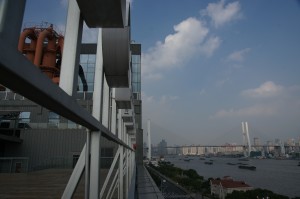 Blick von der Dachterrasse auf die Nangpu-Brücke über den Huangpu-Fluss