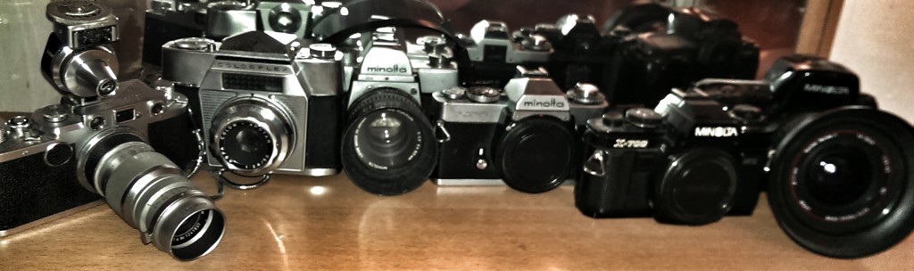 Fotoapparate von drei Generationen in einer Sammlung. Zwei bis drei Kameras im Leben waren dank des langsamen technischen Fortschritts ausreichend.