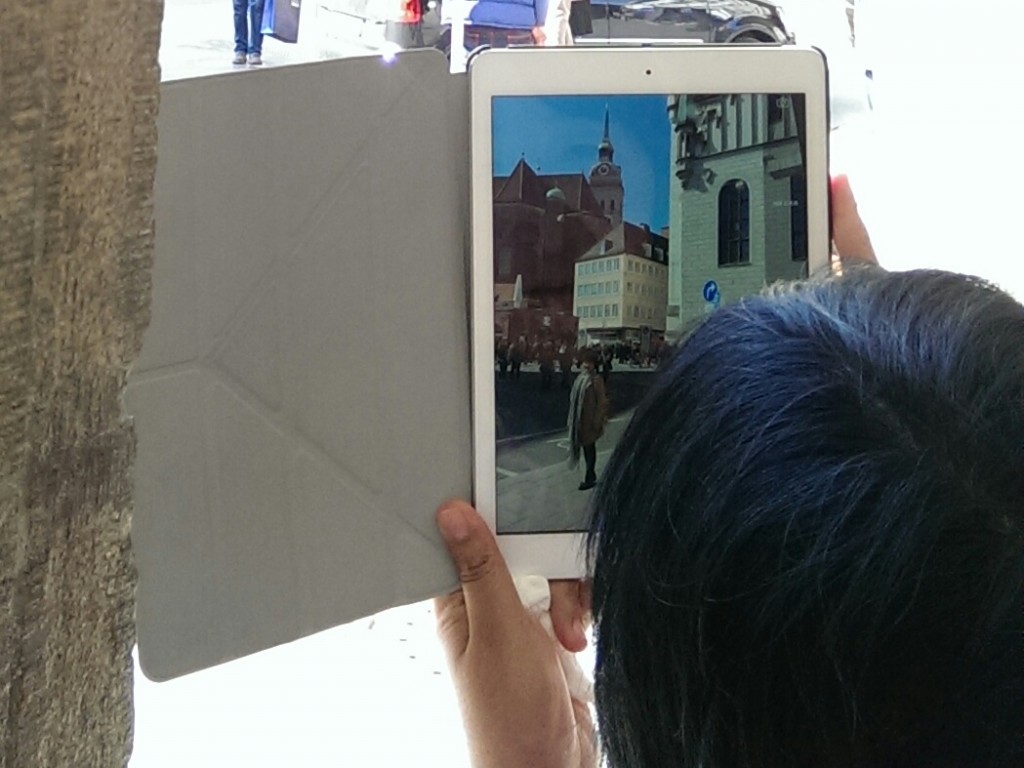 Chinesische Touristin in München: Wie selbstverständlich wird mit Tablet fotografiert.