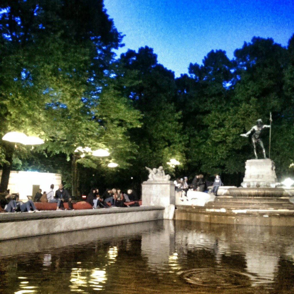 Abendstimmung am Kulturstrand beim Vater-Rhein-Brunnen