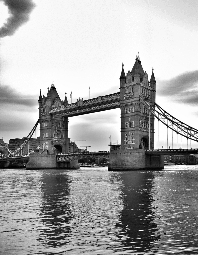 Tower Bridge von Bankside aus gesehen.