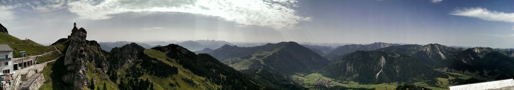 Blick auf das Sudelfeld und Bayrischzell im Tal