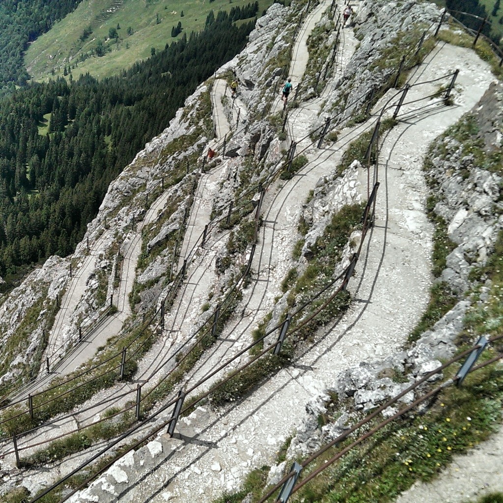 Steiles Gelände, komfortabel ausgebaut: der Weg zum Gipfel