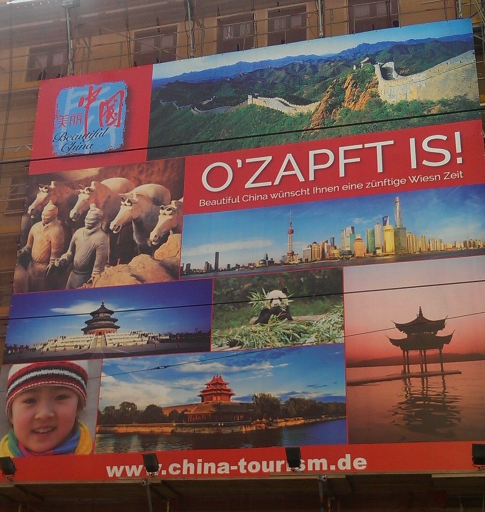 Die chinesische Tourismusbehörde grüßt die Oktoberfestbesucher in München, gesehen in der Fraunhofer Straße.