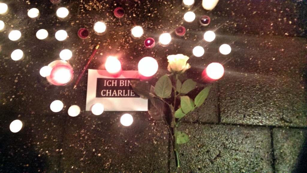 Gedenken vor dem französischen Generalkonsulat in München an die Opfer des Anschlags auf Charlie Hebdo am 7. Januar 2015. Schrecklich, dass ich das Bild nochmal hervorkramen musste.