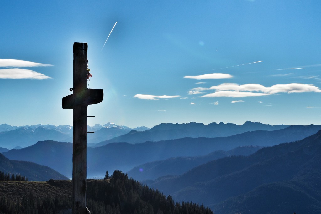 Vom Gipfelkreuz: Blick bis zur Zugspitze.