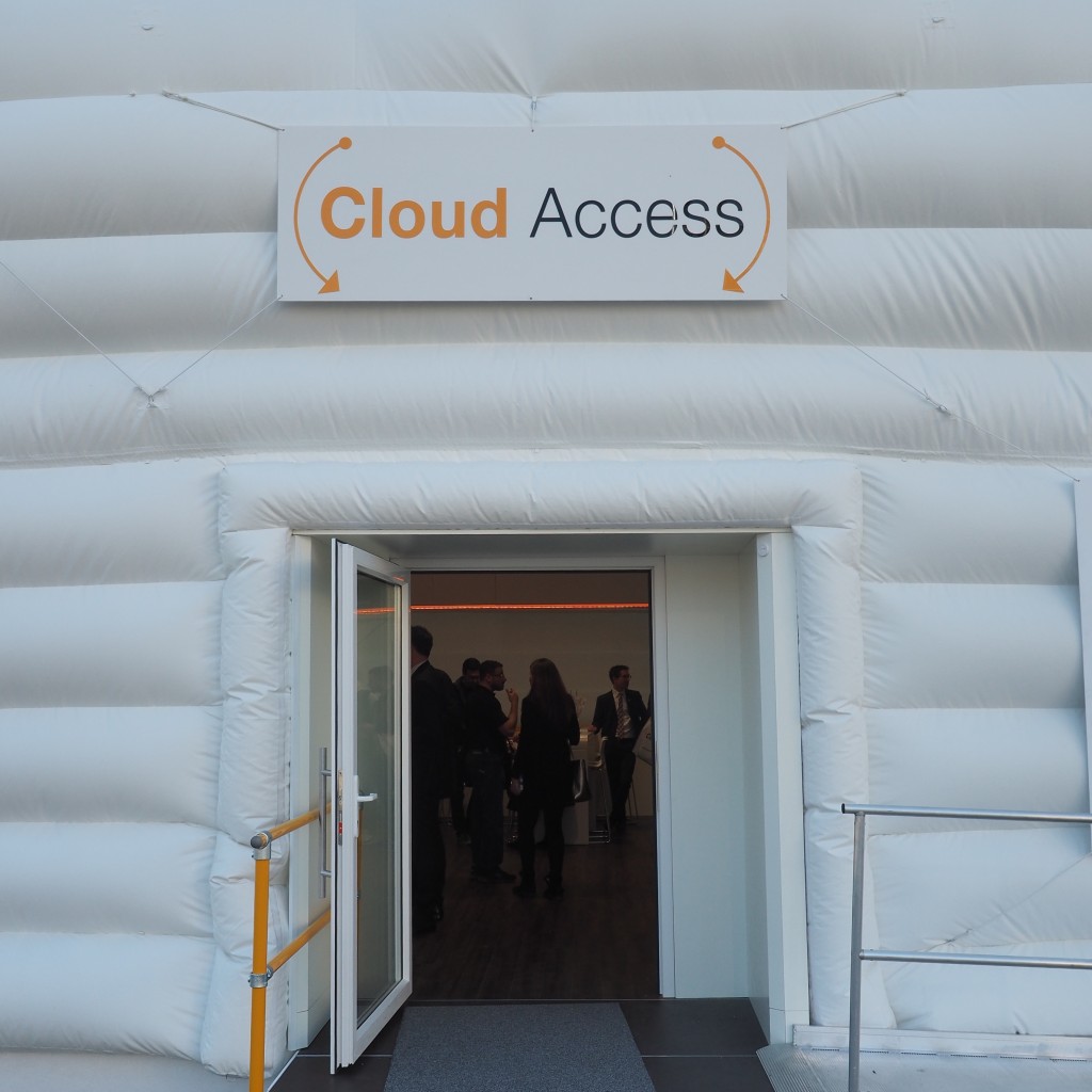 Und es gab ihn doch: den Eingang in die Cloud. Etwas lieblos lag die Wole von Amazon Web Services gegenüber Halle 7.