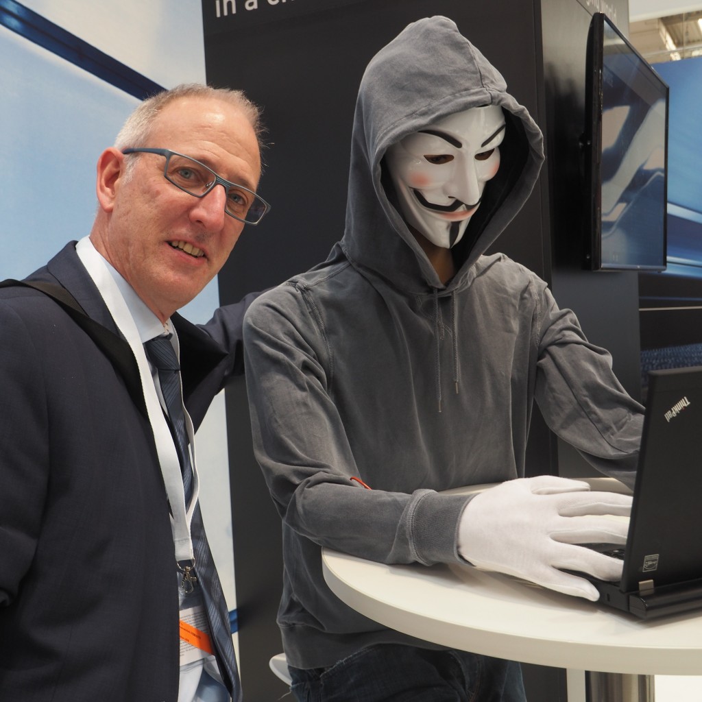 Ein Hingucker kann so einfach sein: Anonymus und ich. Mit der Maske steht er stellvertretend für alle anonymen Datenabflüsse und Attacken auf IT-Systeme. Hier am Stand des Schweizer IT-Sicherheitsanbieters ISPIN AG. 