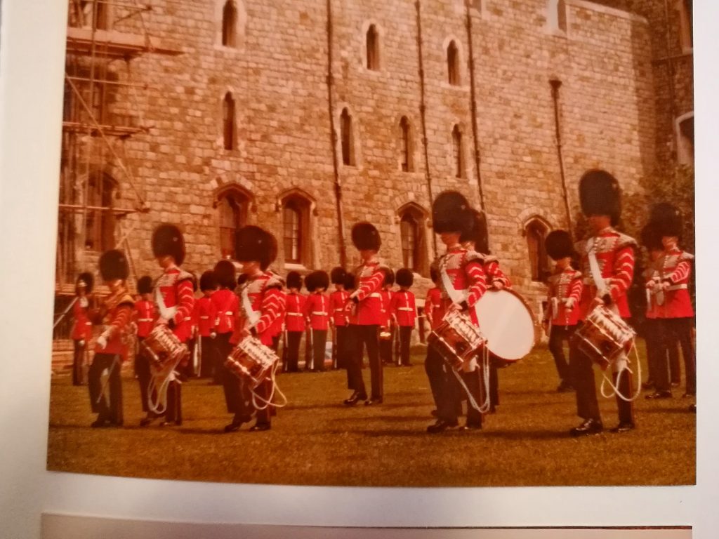 Mit Pauken und Trompeten schief gegangen: Brexit. Aus meinem Fotoalbum vom Juli 1981: Schüleraustausch mit London; hier der Ausflug zum Wachwechsel in Windsor.