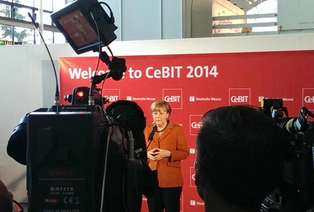 Muttis Raute wirds schon richten. Kanzlerin Merkel in Hannover.