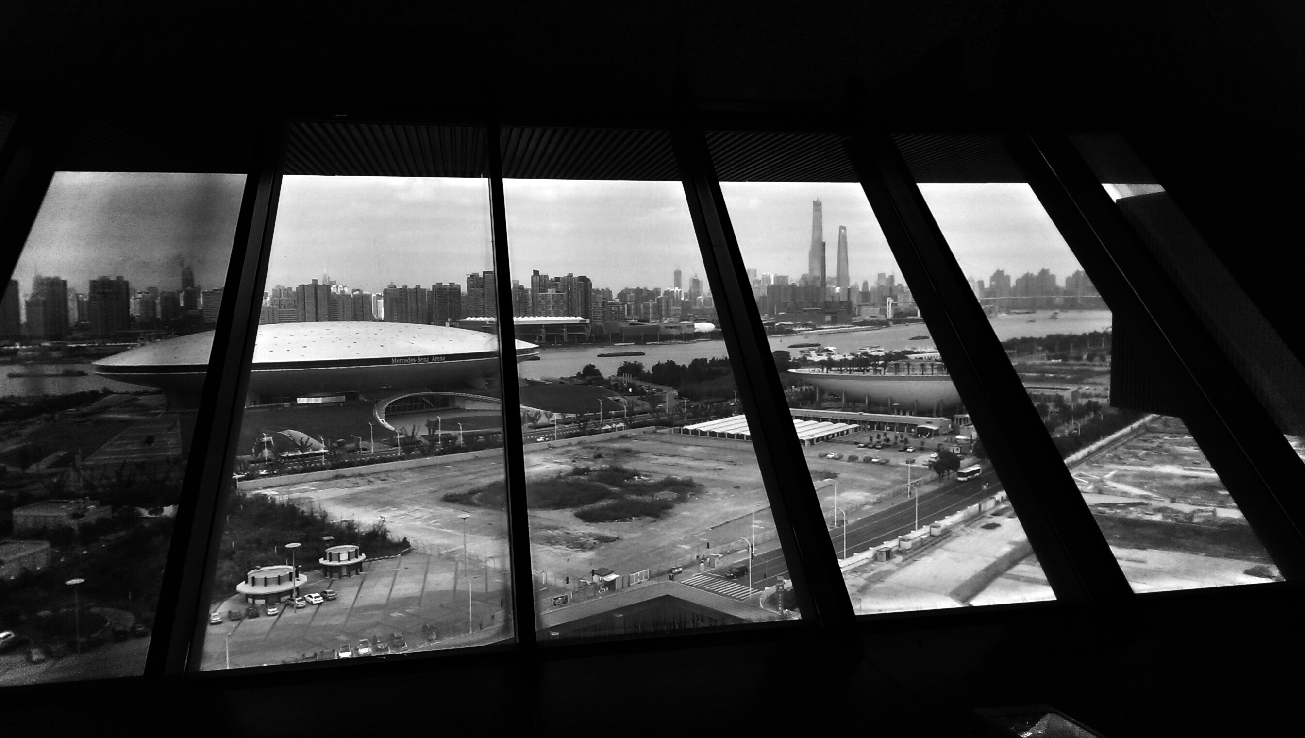 Blick auf die Mercedes-Benz Arena und die Wolkenkratzer