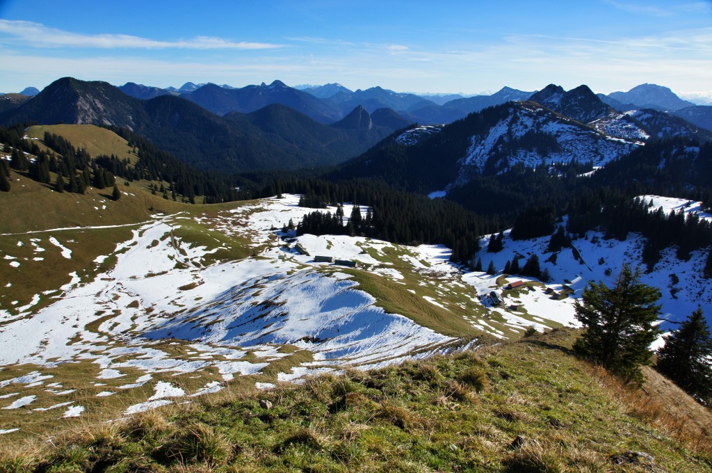 Blick auf die Rauhalm-Almen vom Seekarkreuz (vorne rechts die DAV-Hütte)