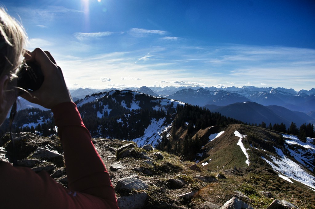 Wenn man die Namen nicht weiß, hilft auch kein Fernglas: Vom Seekarkreuz Richtung Süden