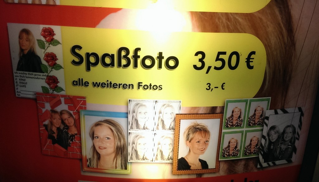 Werbung am Passfotoautomaten