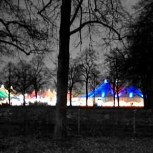 Bunte Zelte im Münchner Winternebel: Winter-Tollwood 2014