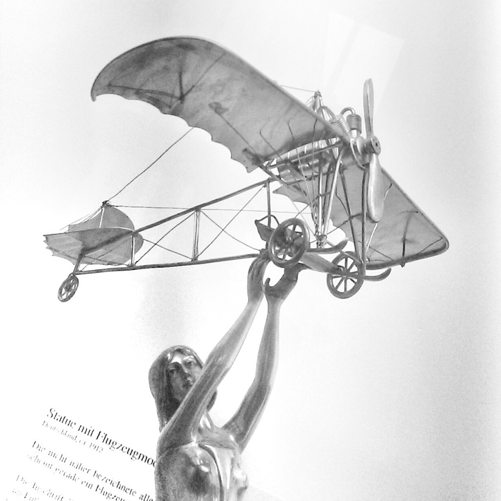 Allegorische Fliegerstatue von 1912