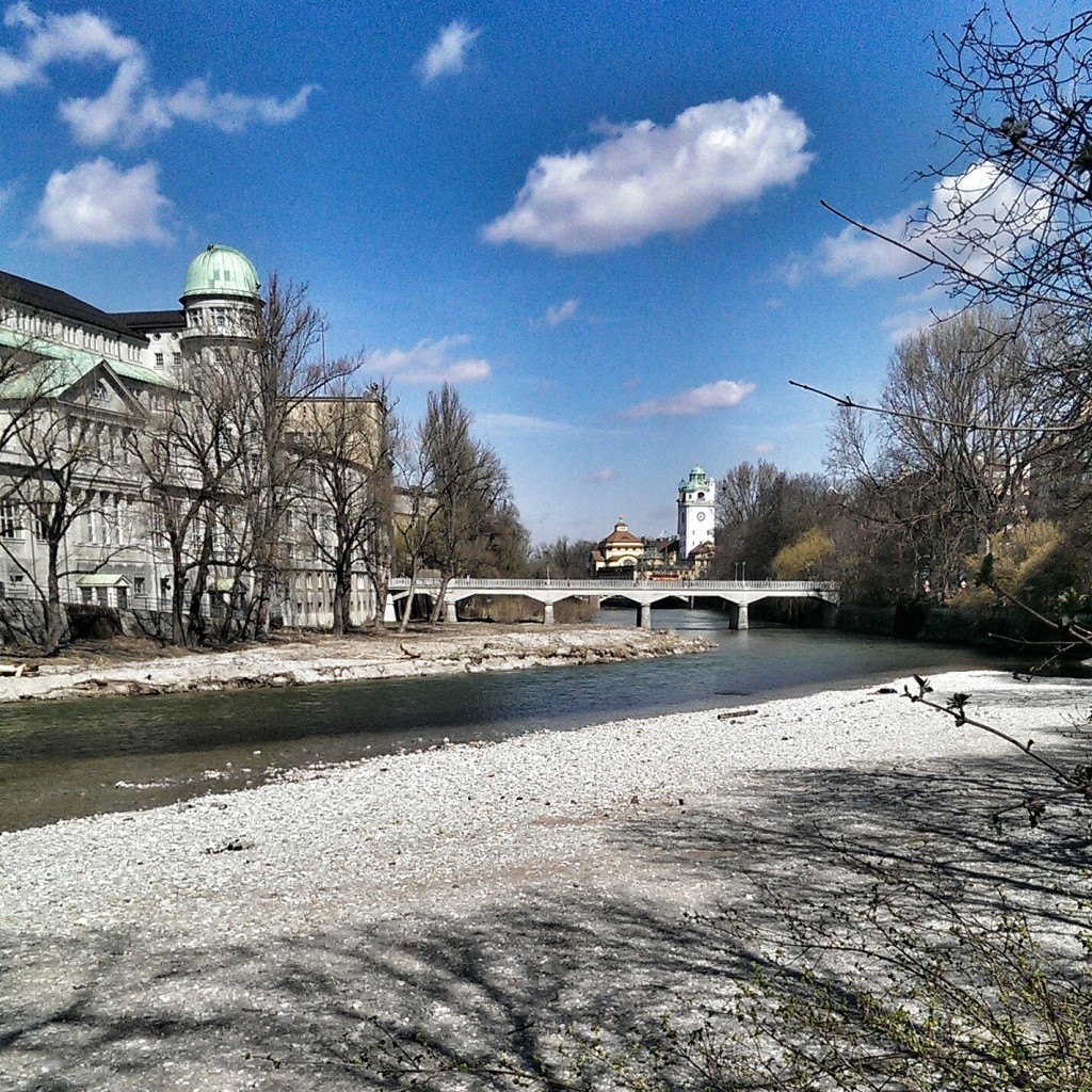 Links die Museumsinsel und im Hintergrund das Müller'sche Volksbad.