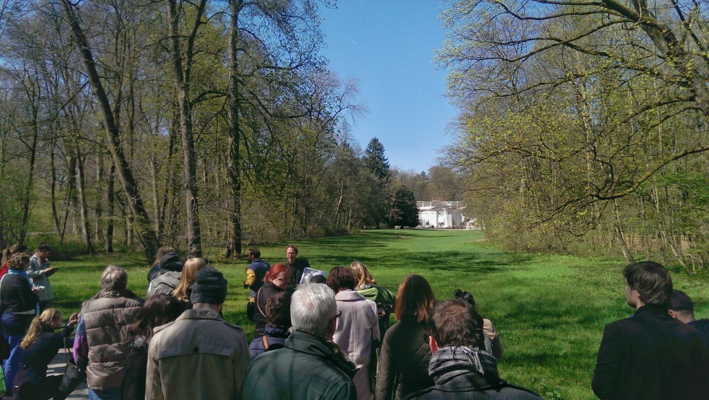 Die Kultur-Tweetwalker vor der Amalienburg. Die Wiese, auf der einst die Fasane sterben mussten.