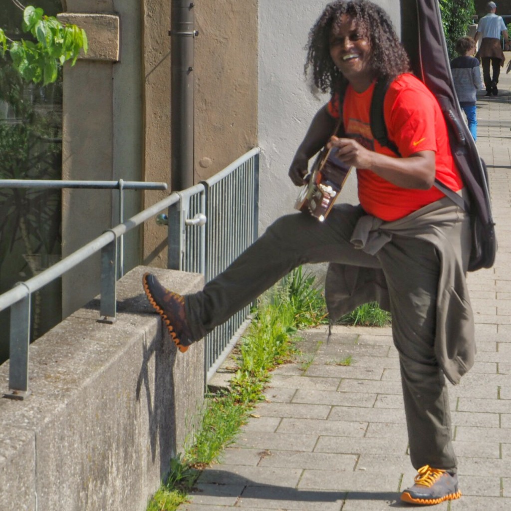 "I am a musician and I am from Ethopia." auf dem Weg in den Biergarten.