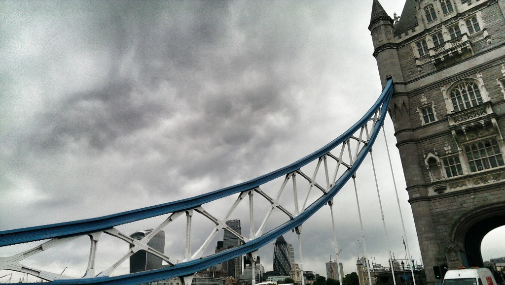 Imposant: auf der Tower Bridge im Morgenverkehr.