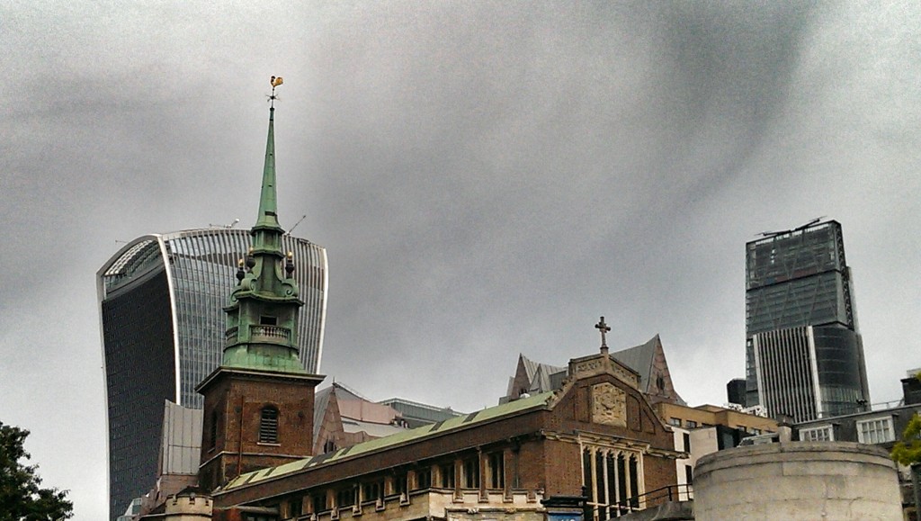 Tower Church und im Hintergrund das RSA Insurance Building