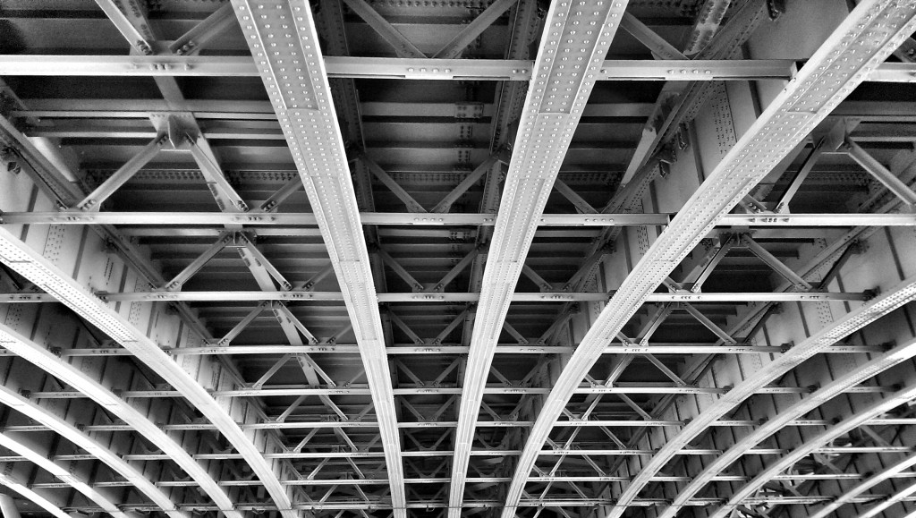 Blicke vom Uferweg: unterhalb der Blackfriars Bridge.