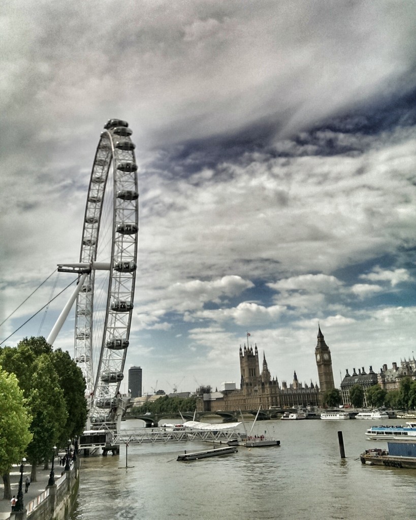 Das riesige Riesenrad, Durchmesser 122m, gegenüber Palace of Westminister und Big Ben.