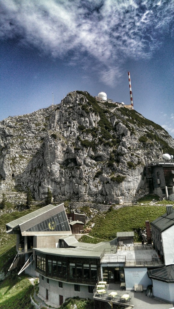 Gesamtansicht vom Gachen Blick aus: Gipfel und Haus