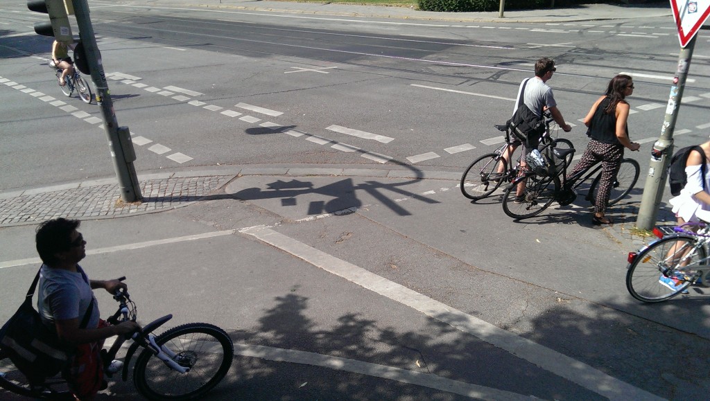 Street Art (3): Kennt sich wer aus? Der Vorteil des Fahrrads ist seine Wendigkeit auf kleinem Raum. Deshalb wird der Straßenmaler meist ignoriert.