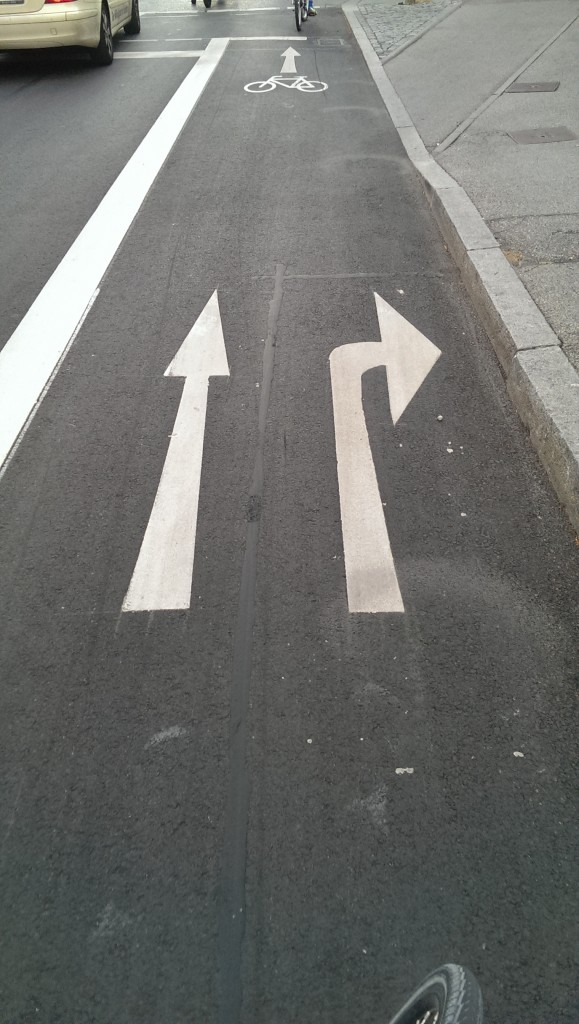 Street Art (2): Seltener Anblick: Rechtsabbiegerspur für Radfahrer