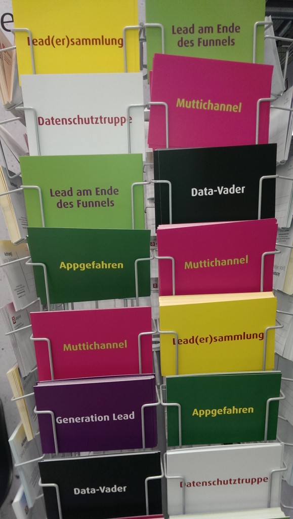 Ausgerechnet auf der Messe des digitalen Marketings kommt die gute alte Postkarte wieder zu Ehren.