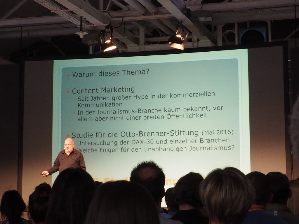 Großer Kritiker der "Pseudo-Journalisten": Prof. Dr. Lutz Frühbrodt sieht die Gesellschaft in Gefahr, wenn Content-Marketing nicht als solches erkennbar ist.