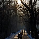 Spaziergänger in der Auenstraße an der Isar in München