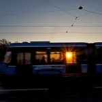 Sonnenuntergang in München hinter der Straßenbahn auf der Reichenbachbrücke