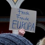 Die friedliche und fröhliche Stimmung für Europa bildet sich auch in den wenigen Bannern ab bei PulseofEurope in München.