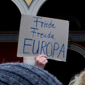 Die friedliche und fröhliche Stimmung für Europa bildet sich auch in den wenigen Bannern ab bei PulseofEurope in München.