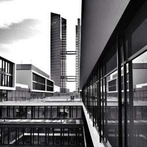 Blick von der Microsoft Dachterrasse auf das Watson-Center von IBM in den Highlight Towers.