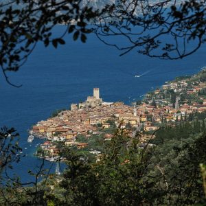 Von oben eröffnen sich spektakuläre Blicke auf Malcesine. Das beschauliche Bild täuscht über den Trubel im Ort.