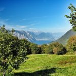 Blick Richtung Norden, nach Torbole und Riva. Im Hintergrund die Berge von Brenta und Adamello, rund 2500m hoch.