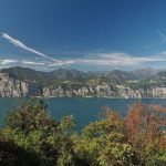 Blick auf das Westufer des Gardasees mit der Gemeinde Tremosine, gegenüber von Malcesine.