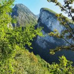 Die Ausläufer des Monte Baldo ragen bis zu 600 Meter über den Gardasee, oben wärmt noch die Herbstsonne