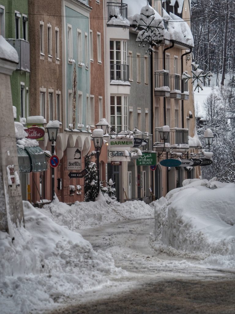 Die geräumte Schaumburger Straße am Tag 3 nach dem Dauerschneefall.