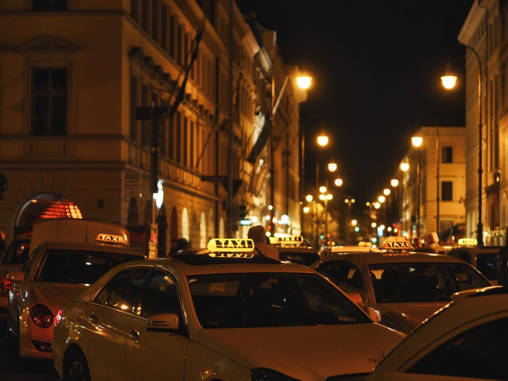 Blick vom Odeonsplatz in die Brienner Straße in München. Bei ISO 1.600 mit 1/80 Sekunde und Blende 1,7 und -0,7EV aus der Hand fotografiert. Das 1,7/45mm ist ein kompaktes, lichtstarkes und leichtes Objektiv im unteren Telebereich (90mm KB) mit dem sich auch in der Dämmerung oder nacht hervorragend und flexibel fotografieren lässt.