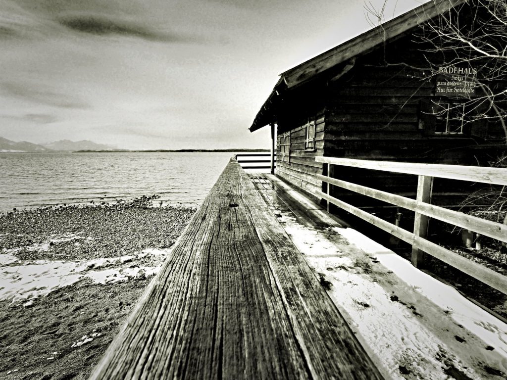 Badehütte am Chiemsee mit 9mm bei Blende 18 und 1/250 Sekunde fotografiert. 