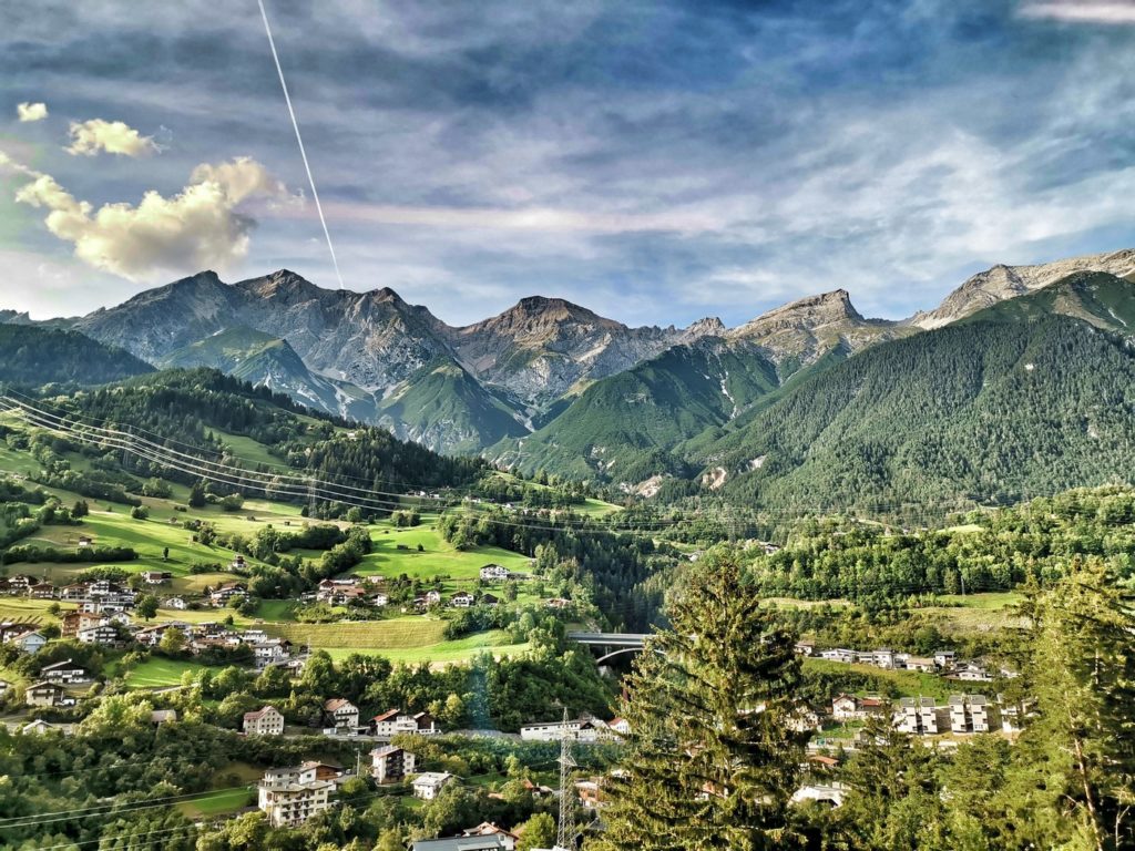 Kurz vor oder kurz nach St. Anton am Arlberg: ganz Nahe an beeindruckender Bergkulisse.