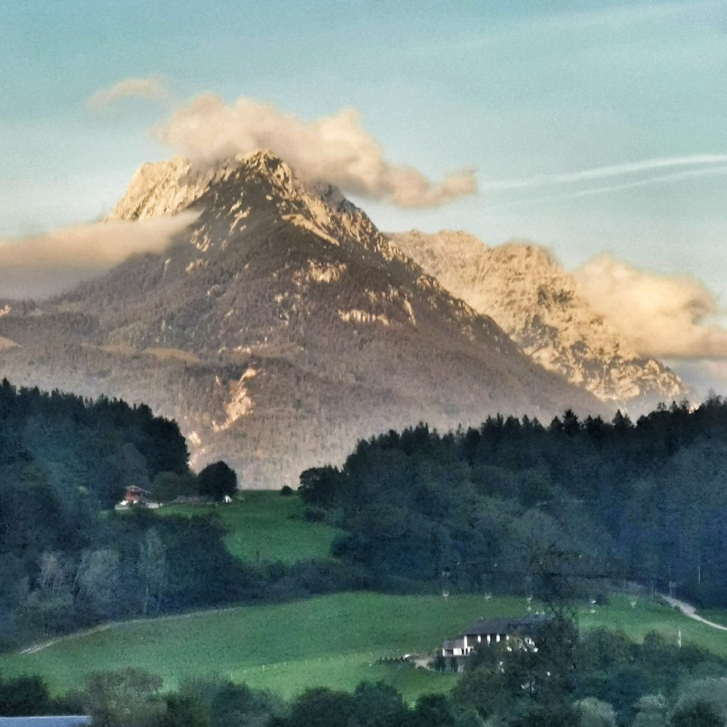 Einer der vielen Berge, die man im Inntal passiert. Leider ist die Transparenz und Sauberkeit der Fenster für Fotografen, eher schwierig.