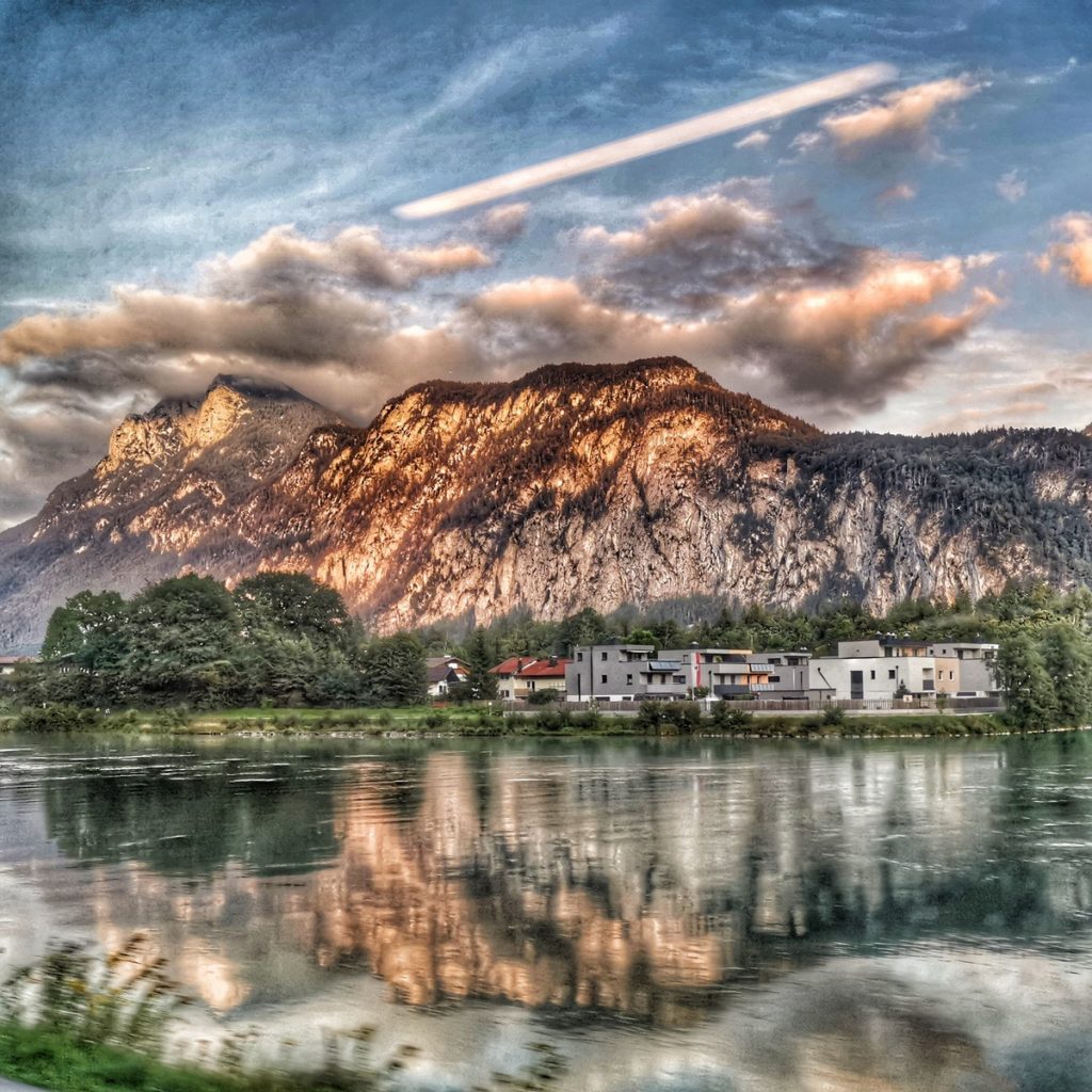 Immer einen Blick aus dem Fenster wert: Berg mit Inn.