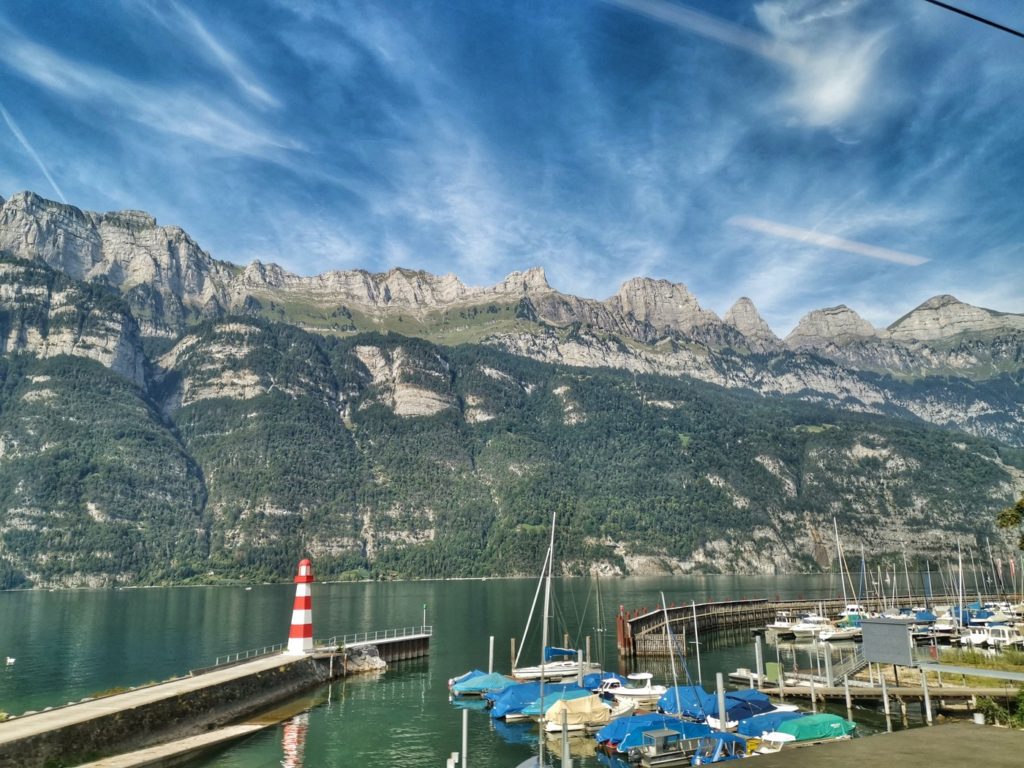 Der Walensee in der Schweiz: eine mir unbekannte Urlaubsidylle vom Zug aus gesehen.